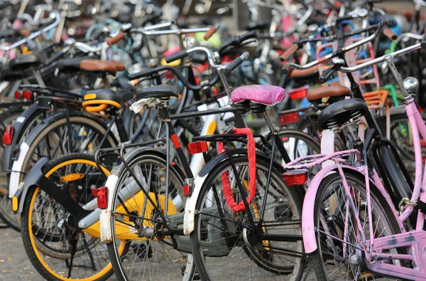 Gran aparcamiento con miles de bicicletas en Amsterdam — Foto de Stock