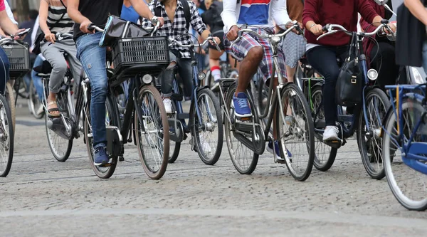 Personnes en vélo à Amsterdam aux Pays-Bas — Photo