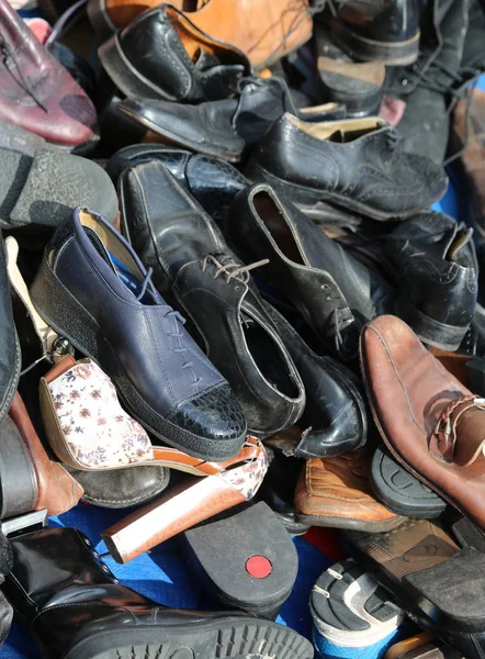 Zapatos usados en venta en el mercado de pulgas —  Fotos de Stock