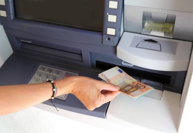 --dan bir Atm e banknotlar çekilmesi sırasında genç kadının el