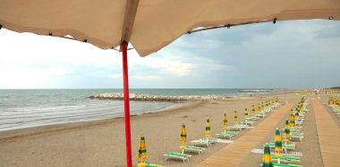 izlerken cankurtaran gelen insanlar olmadan Plajda şemsiye