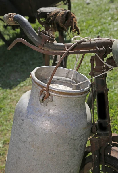 Leche antigua lata de aluminio en la bicicleta —  Fotos de Stock