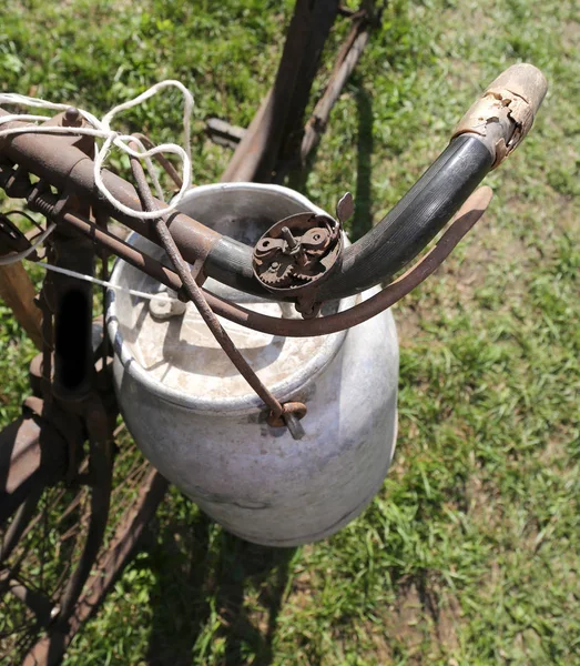 Bicicleta e o caixote de alumínio para transportar o mil fresco — Fotografia de Stock