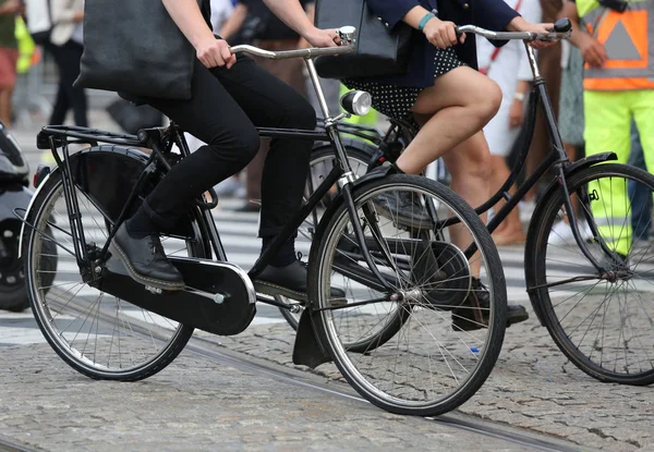 Cyclists when moving from home to work in town — Stock Photo, Image