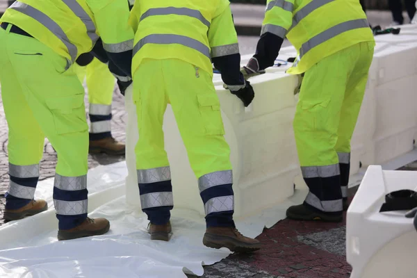 sırasında yüksek görünürlük giysi ile sivil savunma adamlar bir 