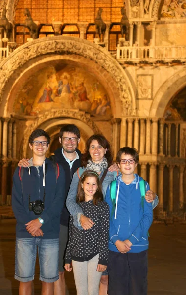 Feliz familia de turistas con 3 hijos y mamá y papá visitin —  Fotos de Stock