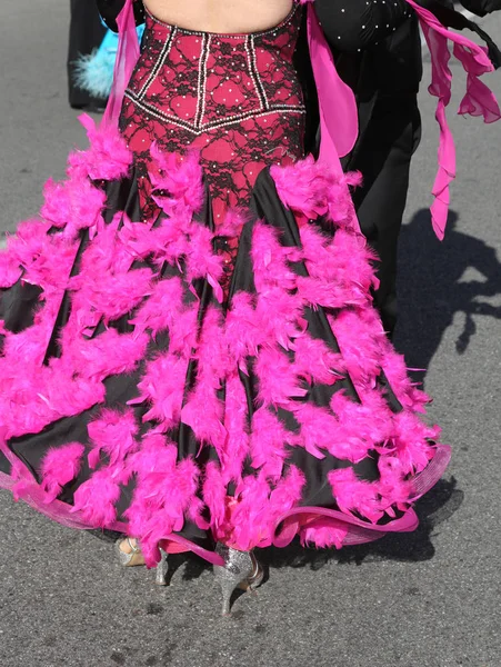 男性と踊りながら長いフクシア ドレスで女性の足 — ストック写真