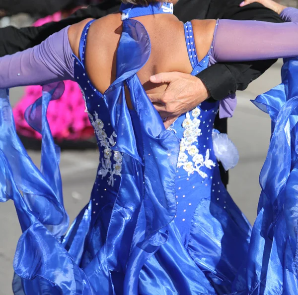 Mujer con vestido azul largo bailando con un hombre — Foto de Stock