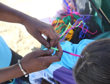 Afrikalı kız el bir kumbara kızın saç yapma 