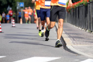 şehirde sokakta çalışan sporcular