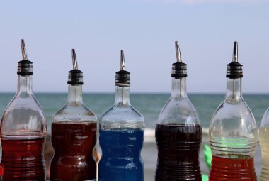 içecekler ve el bombası hazırlamak için şekerli şurup şişe olmak