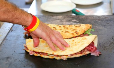 piadina sokak foo içinde sıcak tabakta pişirme pişirmek