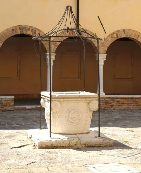 Antiguo pozo en una plaza de VENECIA —  Fotos de Stock