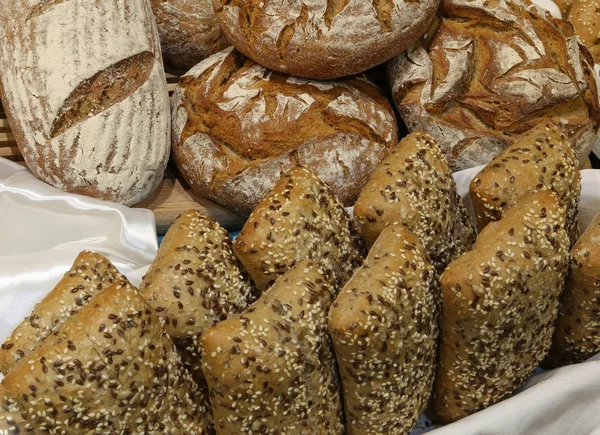 Pezzi di pane cotto a base di farina integrale e semi e ceretta — Foto Stock