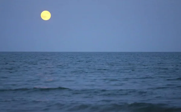 Duże pełni księżyca nad oceanem — Zdjęcie stockowe