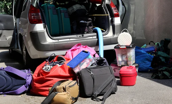 Coche con mucho equipaje en el suelo y en la furgoneta de equipaje befor —  Fotos de Stock