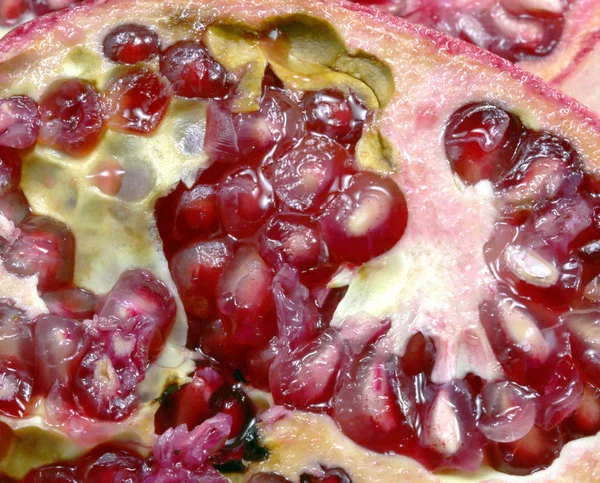 Close-up of red ripe pomegranate seeds — Stock Photo, Image