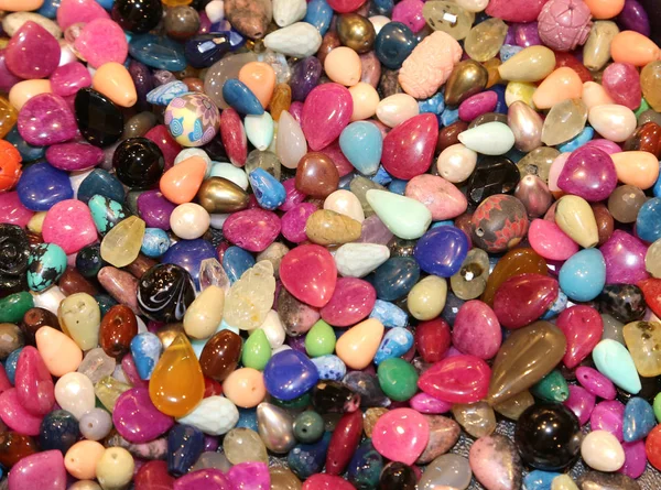 彩色的石头，用于装饰或用于创建项链 — 图库照片