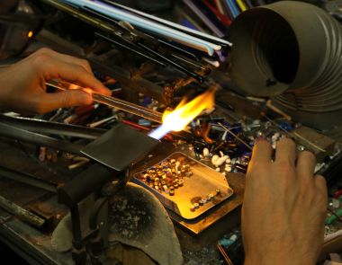 çok yüksek bir sıcaklık ile cam şekillendirme sırasında eş fla