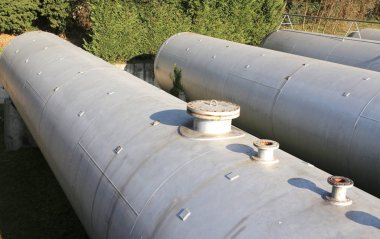 Bir endüstriyel alanda büyük gaz depolama tankları.