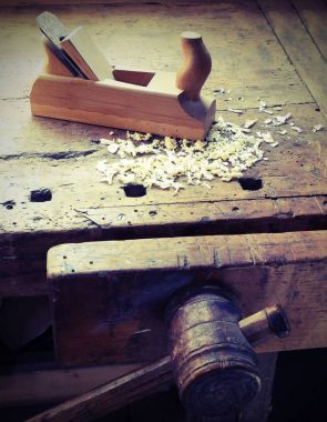 Tezgah Yardımcısı ile bir plaka üzerinde