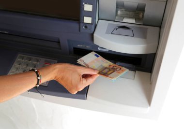 bir Atm den para çekilmesi sırasında genç kadın