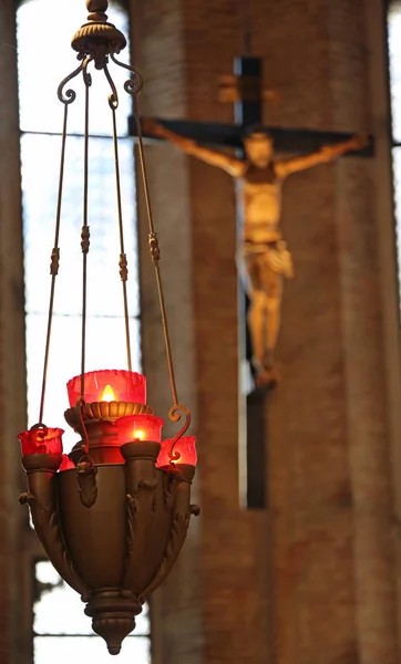 Kruzifix einer christlichen Kirche und Leuchter — Stockfoto