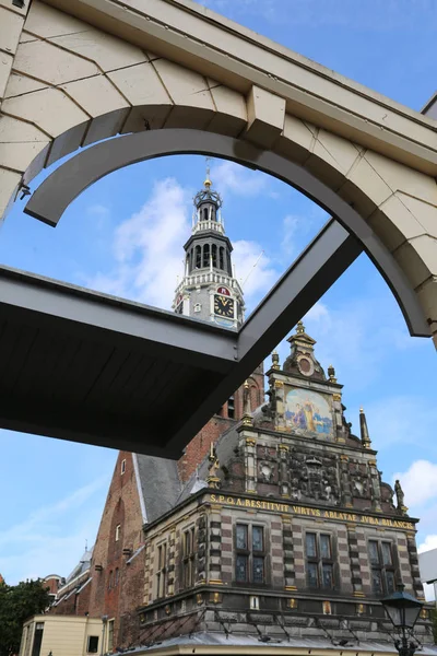 Drawing bridge and church in the city of Alkmaar in Holland — Stock Photo, Image