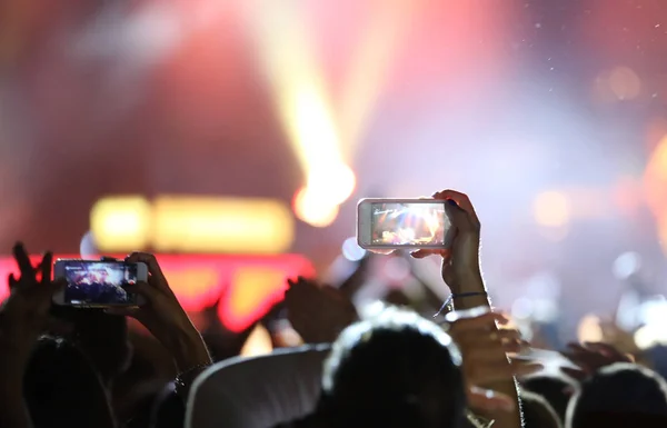 Fans die met moderne smartphones tijdens de live con fotograferen — Stockfoto