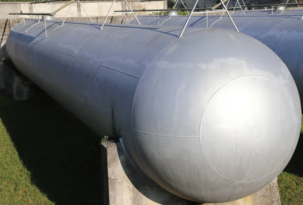 Gas storage tanks in an industrial area. — Stock Photo, Image