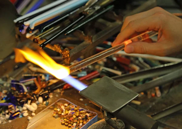 Glassmaker tijdens het smelten en de vormgeving van het glas — Stockfoto