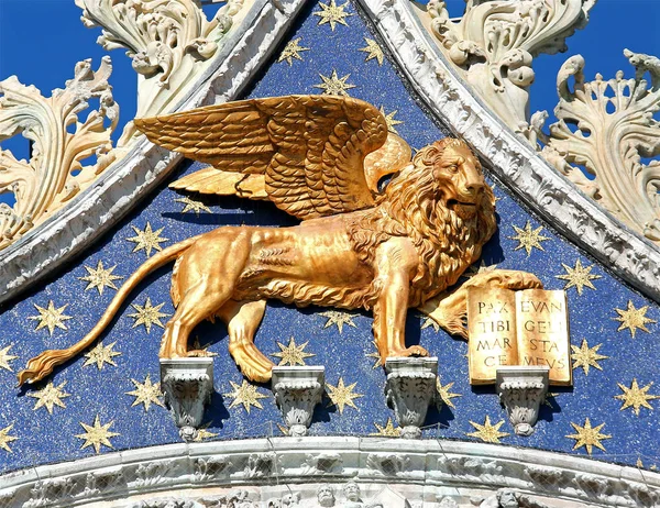 León alado dorado en la Basílica de San Marcos en Venecia — Foto de Stock