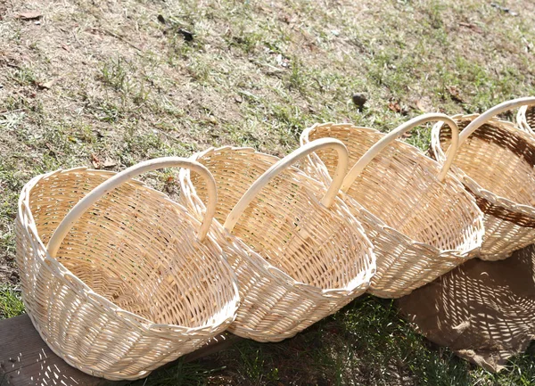 Ręcznie robione wiklinowe koszyki na sprzedaż — Zdjęcie stockowe