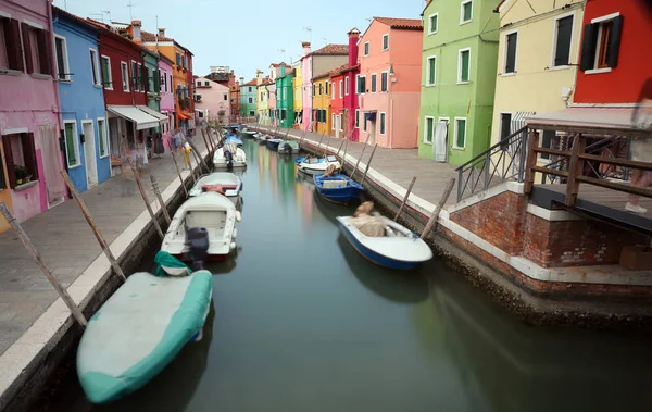 Maisons sur l'île de Burano à Venise avec les bateaux légèrement — Photo