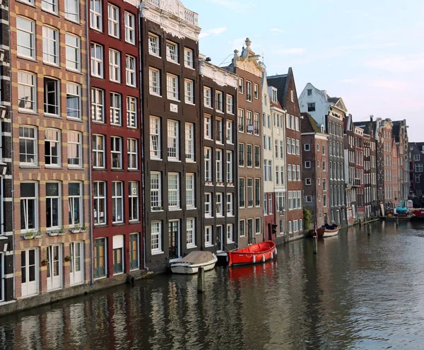Casas com arquitetura de estilo holandês no Canal de Amsterdam i — Fotografia de Stock