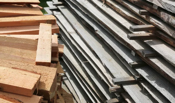 ログと工事現場で木材の他の部分 — ストック写真