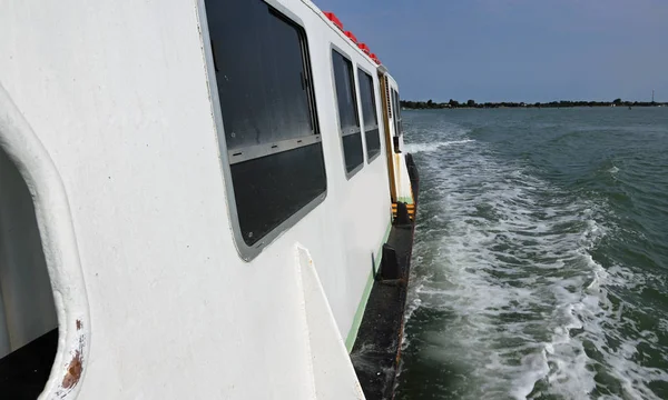 Lungo traghetto corre veloce sul mare — Foto Stock