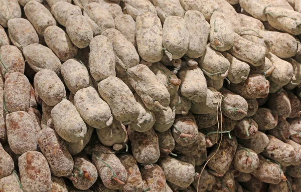Massor av salami till salu — Stockfoto