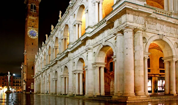 Praça da cidade principal e basílica palladiana com torre à noite em V — Fotografia de Stock