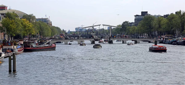 Magere Brug que significa Skinny Bridge é uma ponte velha sobre o r — Fotografia de Stock