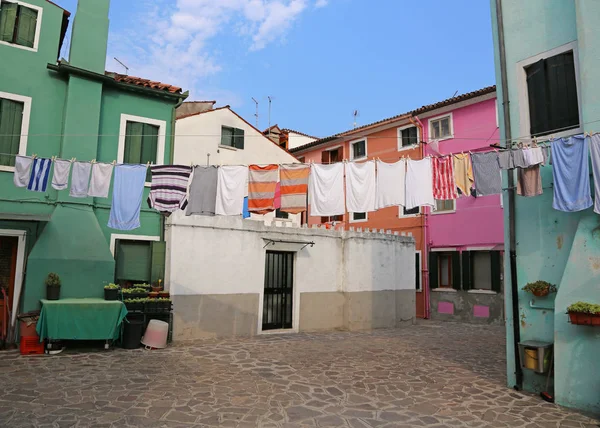 Casas multicolores en Isla Burano cerca de Venecia en Italia —  Fotos de Stock