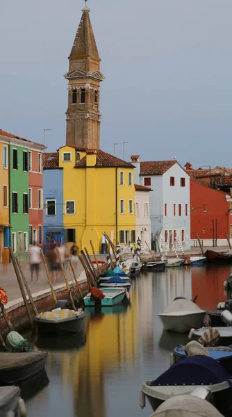 Canal navegável e as casas coloridas da ilha BURANO nea — Fotografia de Stock