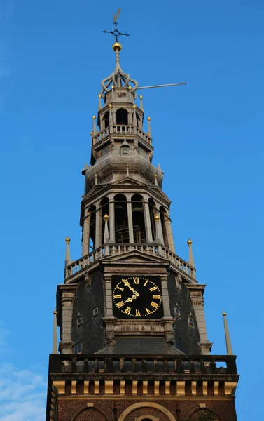 Alte Kirche namens Oude Kerk in Amsterdam — Stockfoto