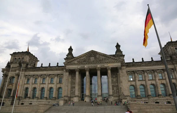 国会議事堂は、フラグのベルリンのドイツ議会 — ストック写真