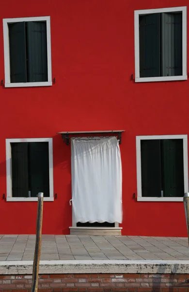 Červený dům na ostrově burano u Benátek v Itálii — Stock fotografie