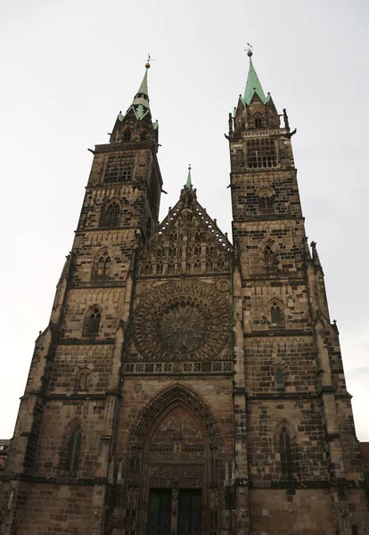 Szent Lőrinc-templom a régi Nürnberg város Németországban — Stock Fotó