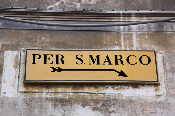 Straatnaambord in Venetië met richtingen aan plein van San Marco — Stockfoto
