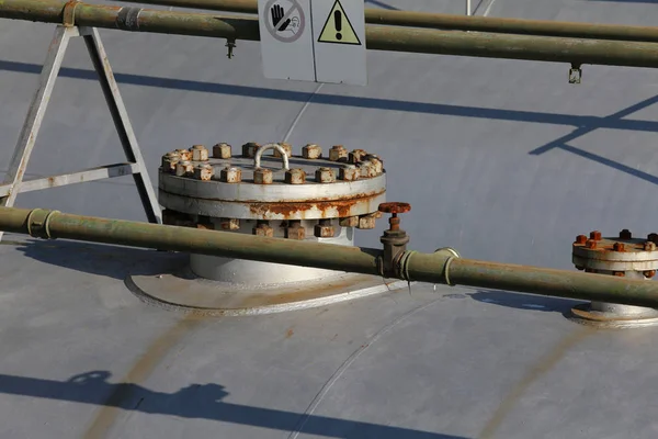 Tanque para contener gas metano en una antena industrial —  Fotos de Stock