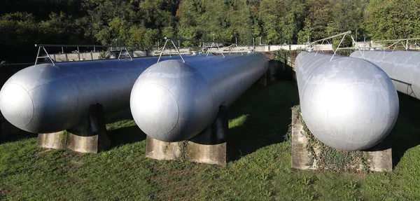 Tanques para o armazenamento de gás metano em uma área industrial — Fotografia de Stock