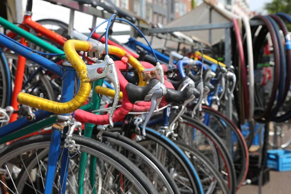 Bicicletas de corrida vintage usadas para venda no mercado de pulgas ao ar livre — Fotografia de Stock